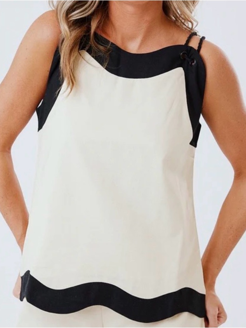 AUREUM Two-Tone Wave Hem Camisole - Black & Cream